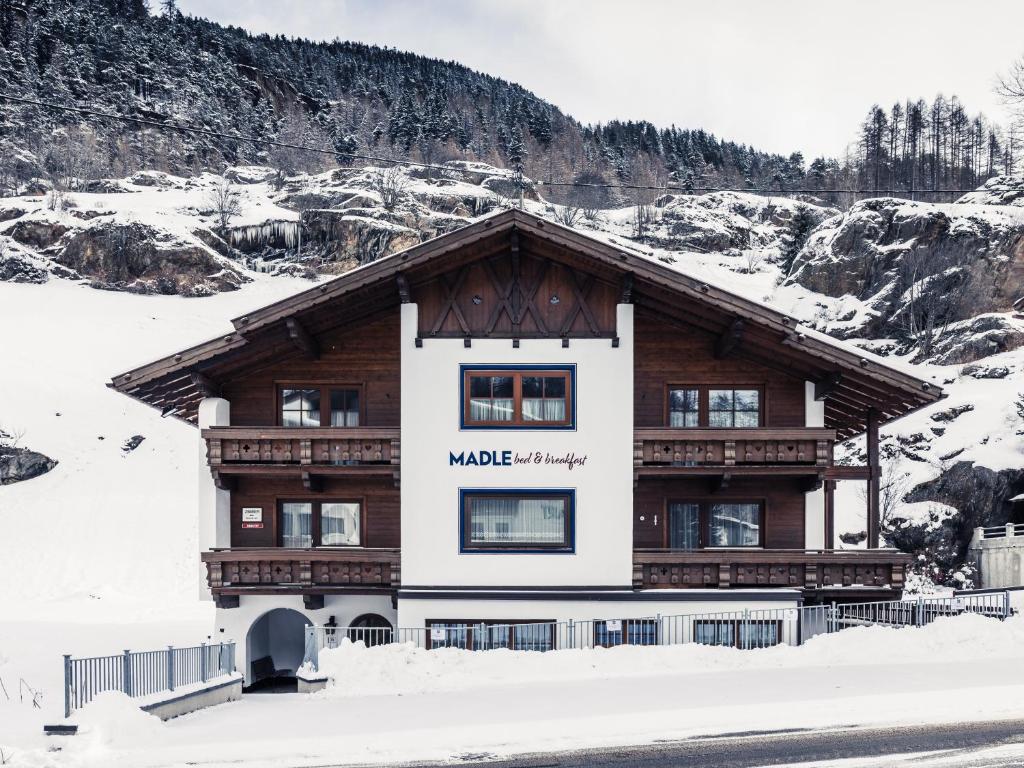 um chalé nas montanhas na neve em Madle - B&B em Sölden