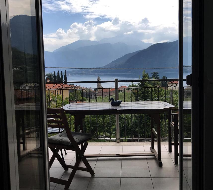 einen Tisch und einen Stuhl auf einem Balkon mit Aussicht in der Unterkunft VILLA AS Campo Marzio in Lenno