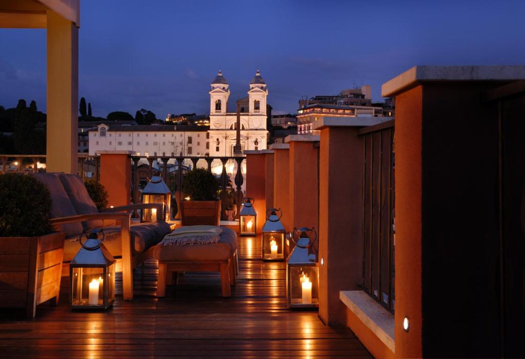 balcone con luci e vista su un edificio di Portrait Roma - Lungarno Collection a Roma