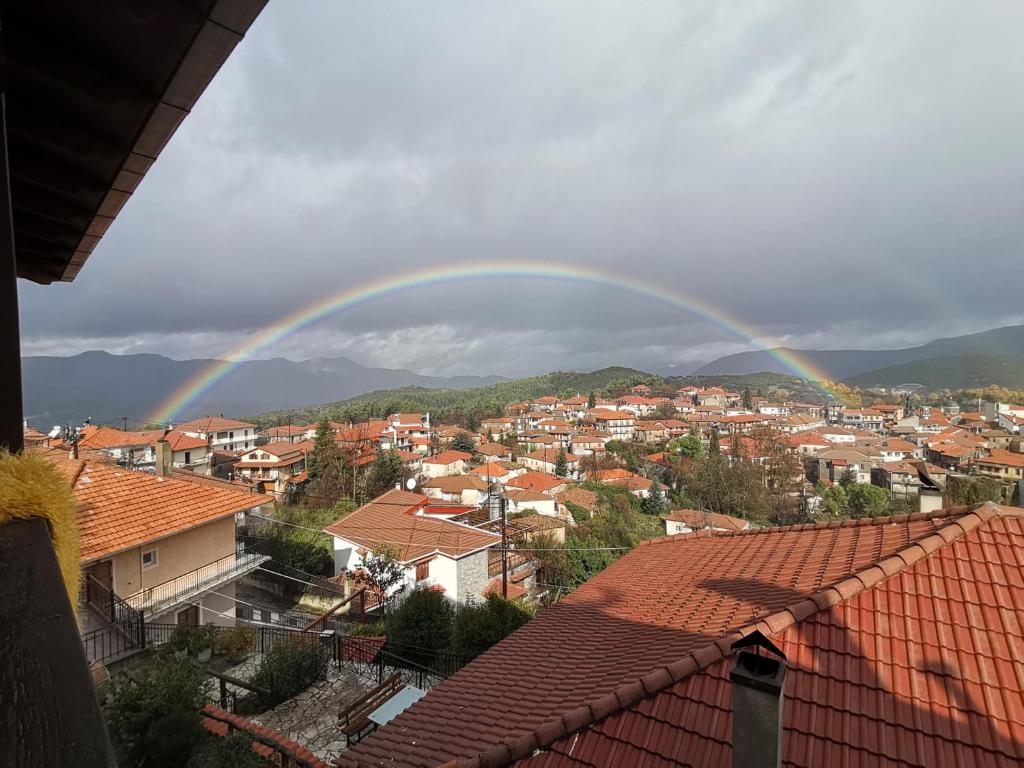 tęcza nad miastem z domami i dachami w obiekcie Guesthouse Panorama w mieście Vytina