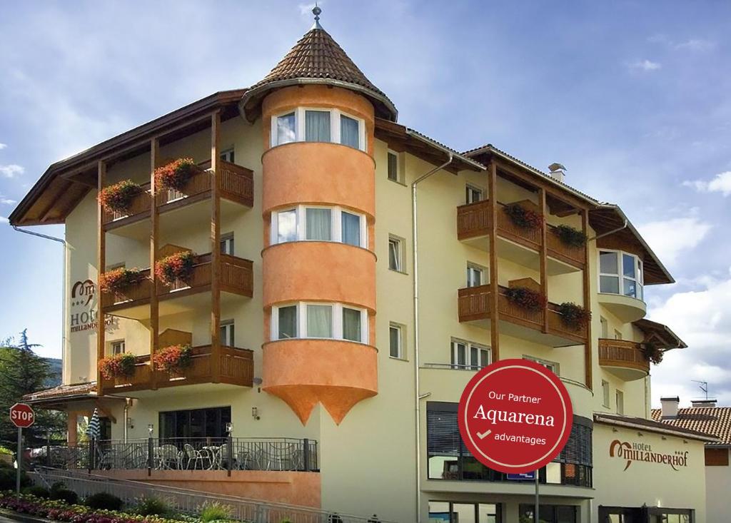 Hotel Millanderhof في بريسانون: مبنى طويل بشرفات و لافتة لا تدخل