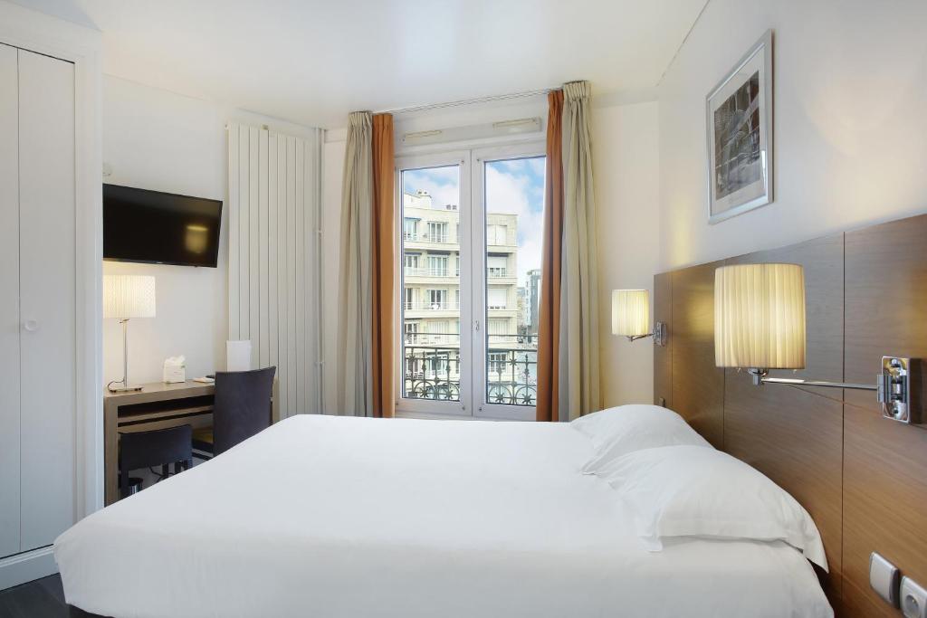 Cama ou camas em um quarto em Hotel Gabriel Issy Paris