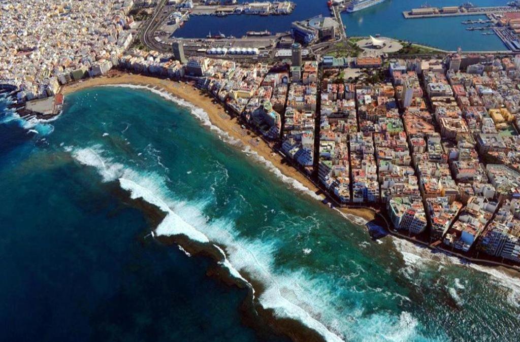 z powietrza widok na miasto i ocean w obiekcie Guanarteme Vista Surf w mieście Las Palmas de Gran Canaria