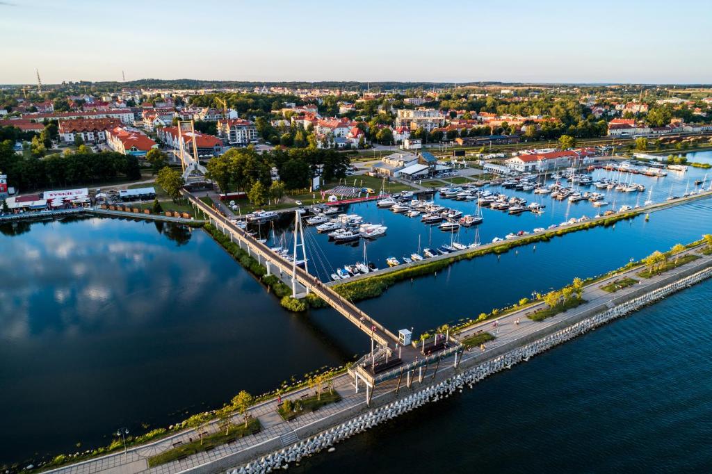 una vista aerea su un porto turistico con imbarcazioni di Hotel Zamek a Giżycko