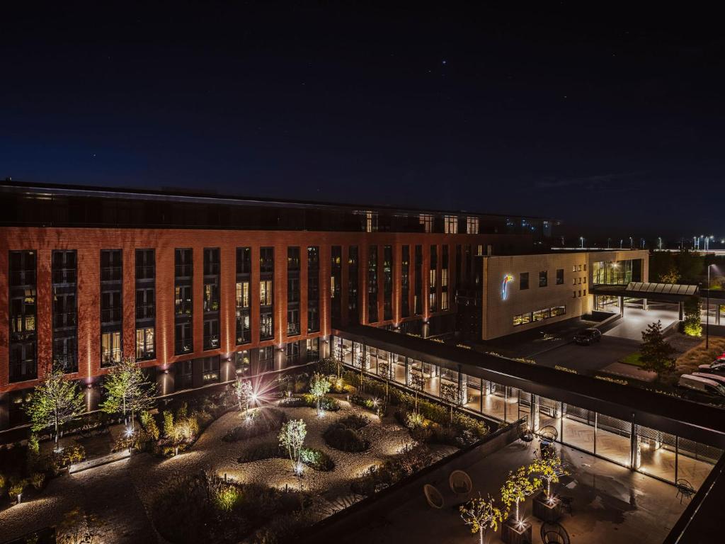 una vista aérea de un edificio por la noche en Van der Valk Hotel Middelburg, en Middelburg