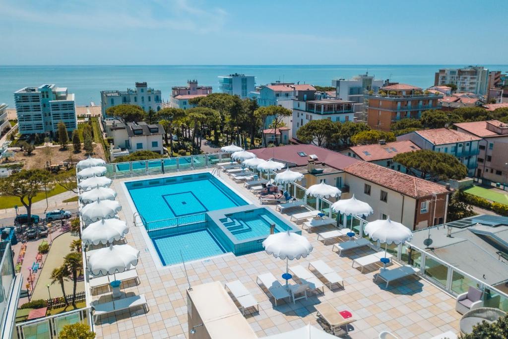 The swimming pool at or close to Hotel Colombo