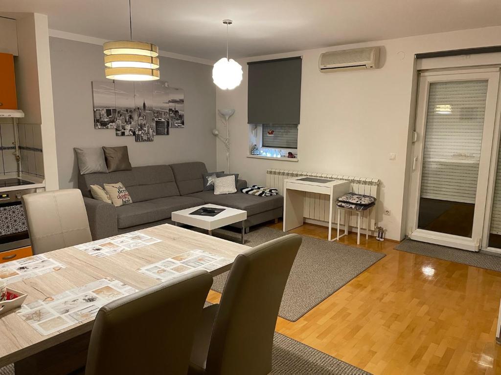 sala de estar con sofá y mesa en Apartman Luna near Zagreb Airport, en Velika Gorica