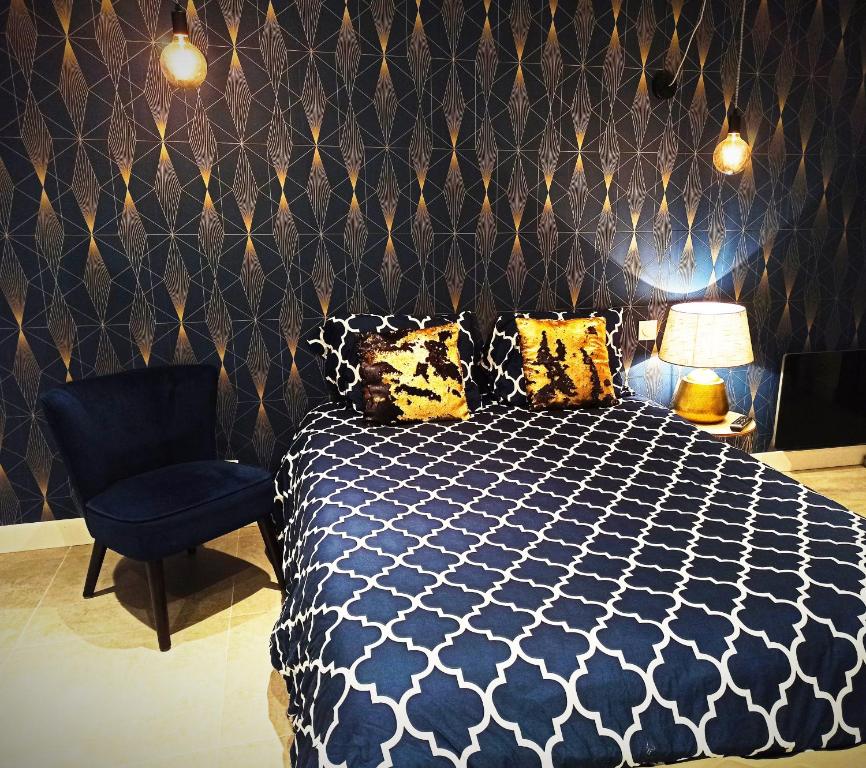 Una cama o camas en una habitación de Studio Chaleureux