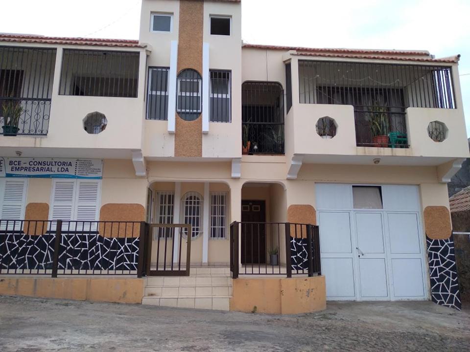 uma casa branca com muitas janelas e portões em Pensão Domingas em São Filipe