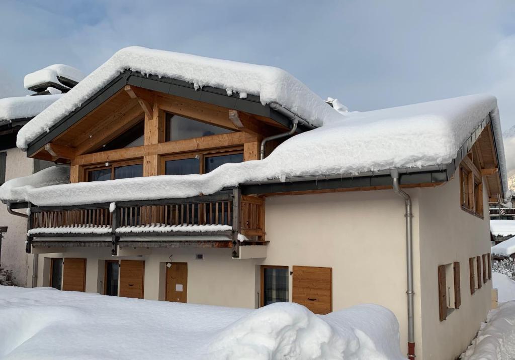 CHALET Mitoyen LE RUSTICANA durante el invierno