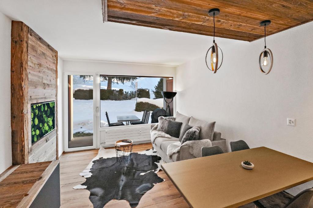 sala de estar con sofá y mesa en Studio rénové et chaleureux en plein centre, en Crans-Montana