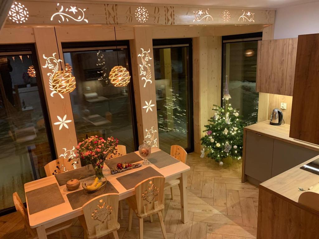 uma cozinha com uma mesa e uma árvore de Natal em Domek Zakopiański Czar em Zakopane