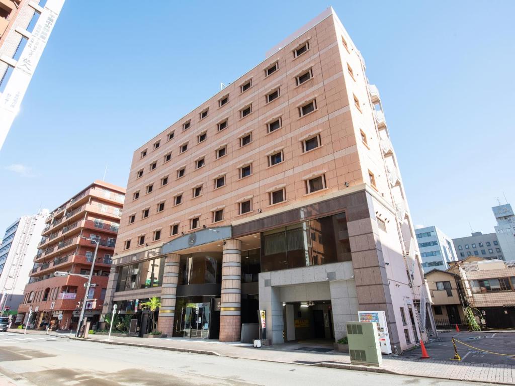 um edifício alto numa rua da cidade com edifícios em ORDA HOTEL em Chiba