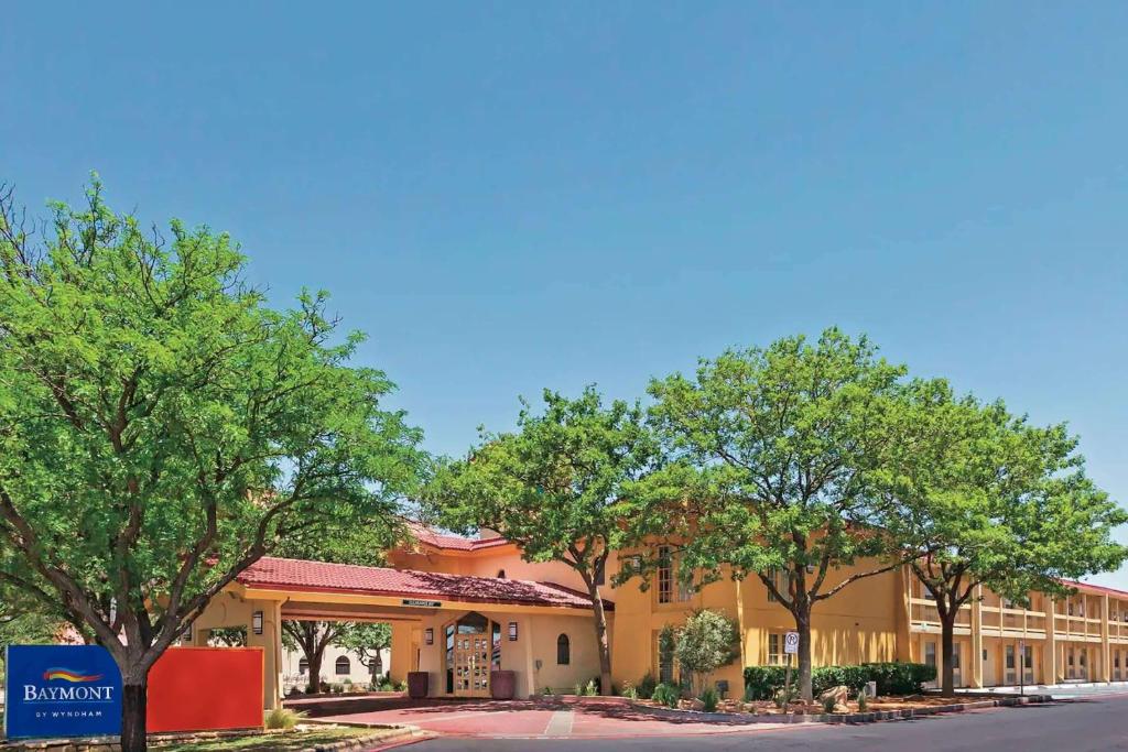 une représentation de l'avant d'un hôtel dans l'établissement Baymont by Wyndham Lubbock - Downtown Civic Center, à Lubbock