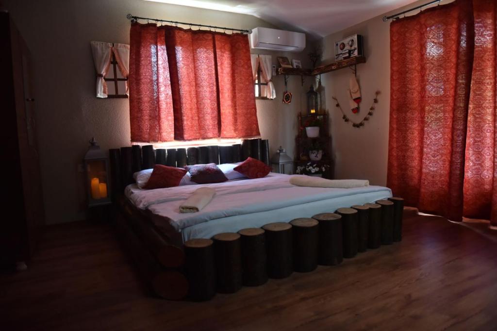 Tempat tidur dalam kamar di HANI I VJETER Boutique Hotel