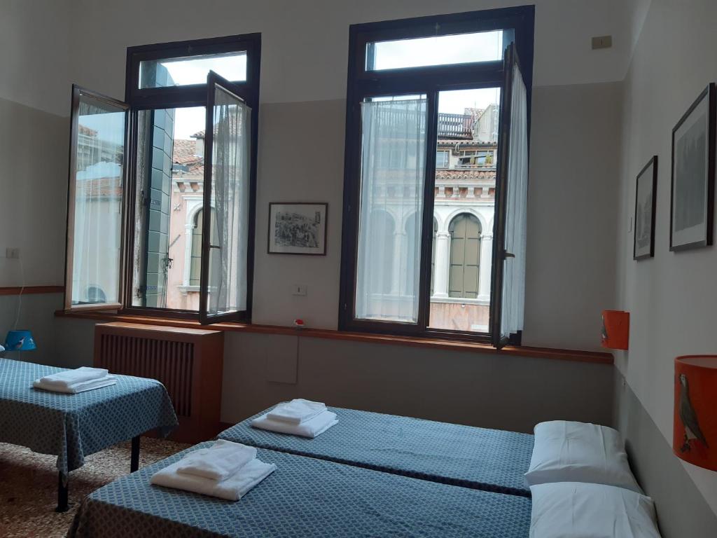 Cama ou camas em um quarto em Foresteria Valdese Venezia