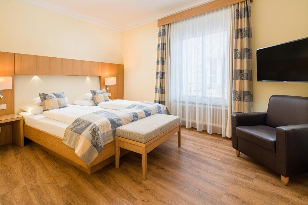 Kama o mga kama sa kuwarto sa Hotel Weißes Kreuz