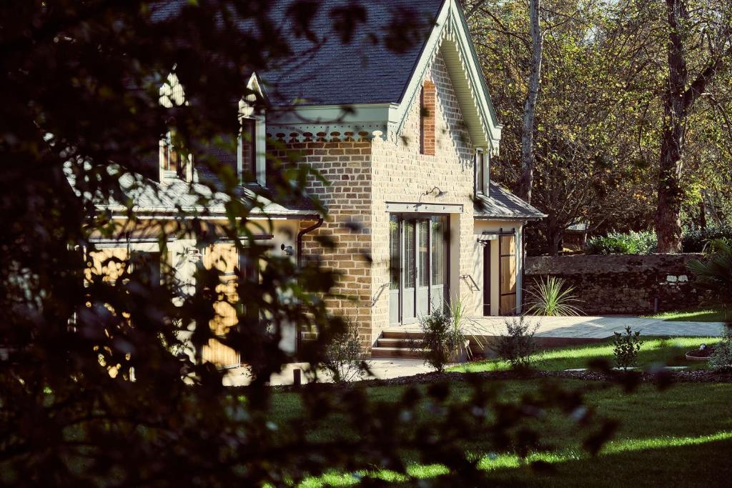 une maison en briques avec une porte et une cour dans l'établissement Les Îles Vagabondes, à Saint-Malo