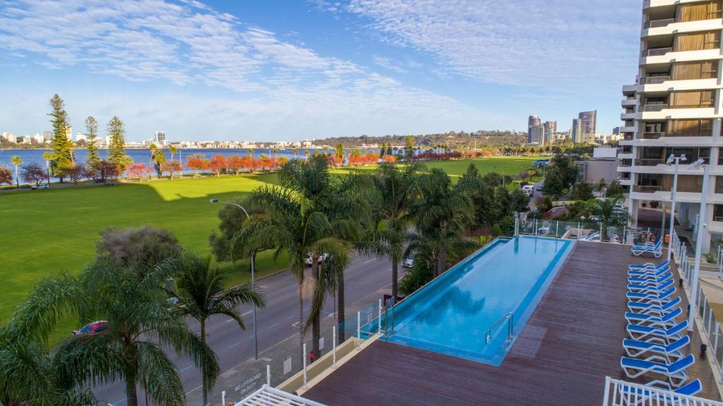 Piscina de la sau aproape de Crowne Plaza Perth, an IHG Hotel