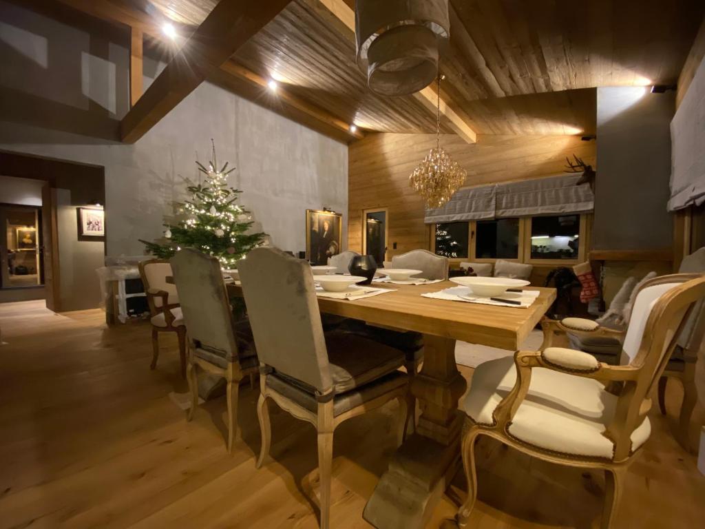 Zona d'estar a Chalet 7 Luxury Chalet with Cinema room