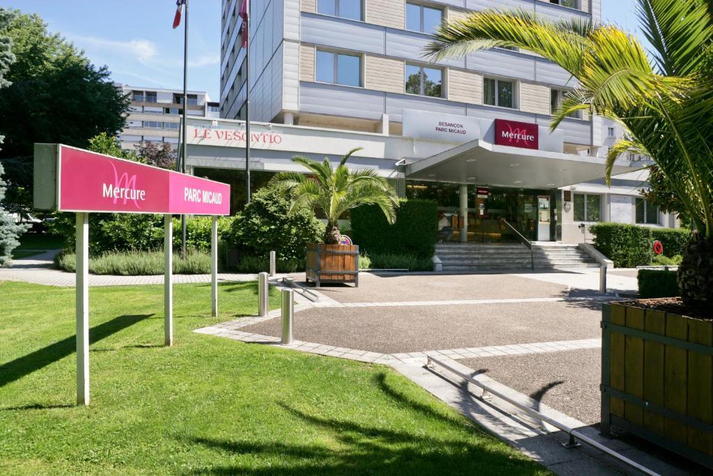 贝桑松Mercure Besancon Parc Micaud - Hotel & Bar的建筑物前草上的标志