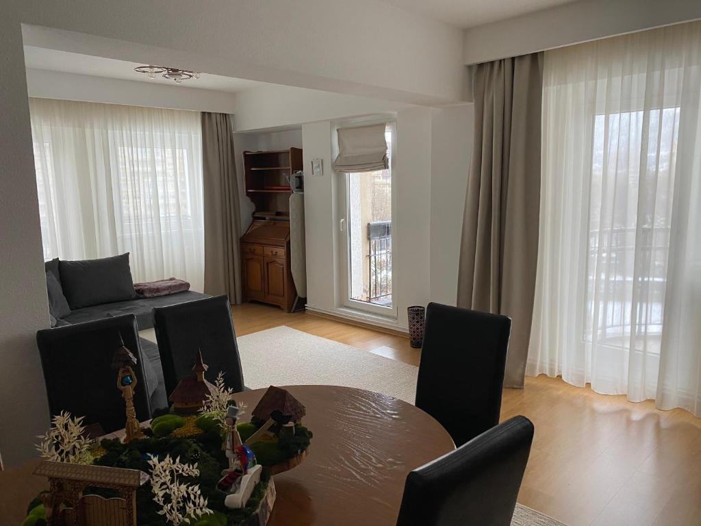 Svetainės erdvė apgyvendinimo įstaigoje Apartament Cozma