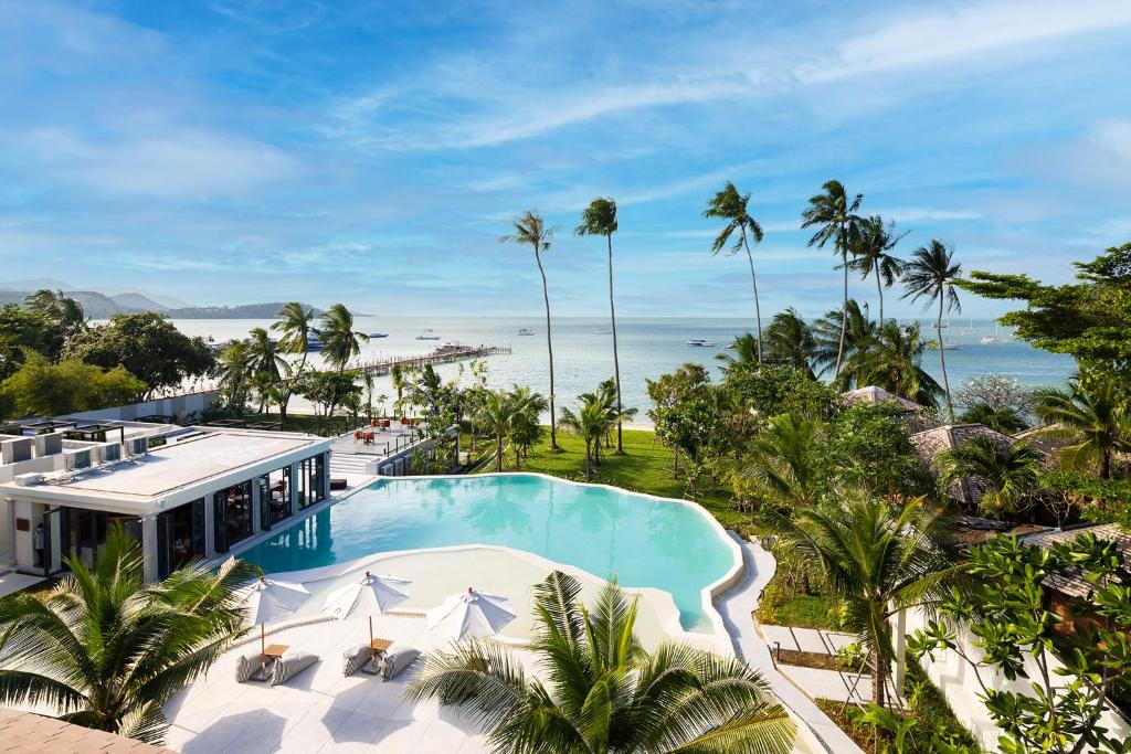 uma vista aérea de um resort com uma piscina e o oceano em The Culture Samui em Bangrak Beach