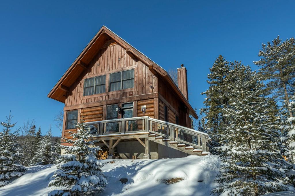 4-Bedroom Chalet Fraternite in Lac-Superieur Tremblant през зимата