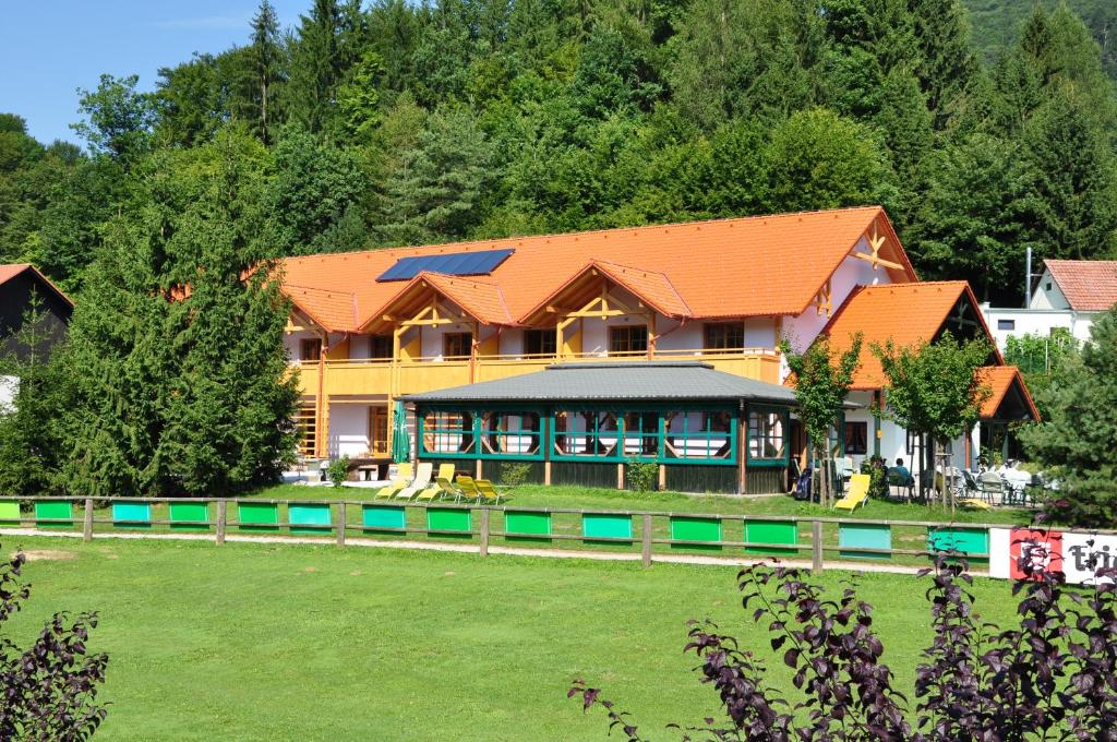 een groot huis met een grote tuin ervoor bij Natura Amon in Podčetrtek