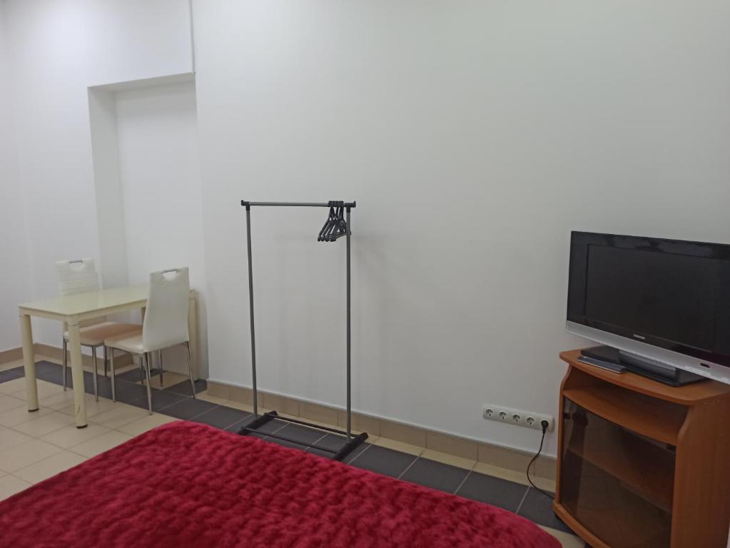 TV at/o entertainment center sa Старий Дворик,кімнати біля жд вокзалу