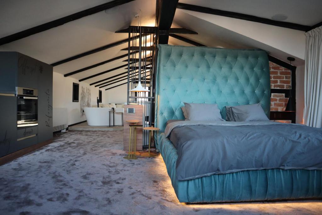 una camera con letto blu e testiera blu di Bashtin Dom - Skabrin House a Bansko