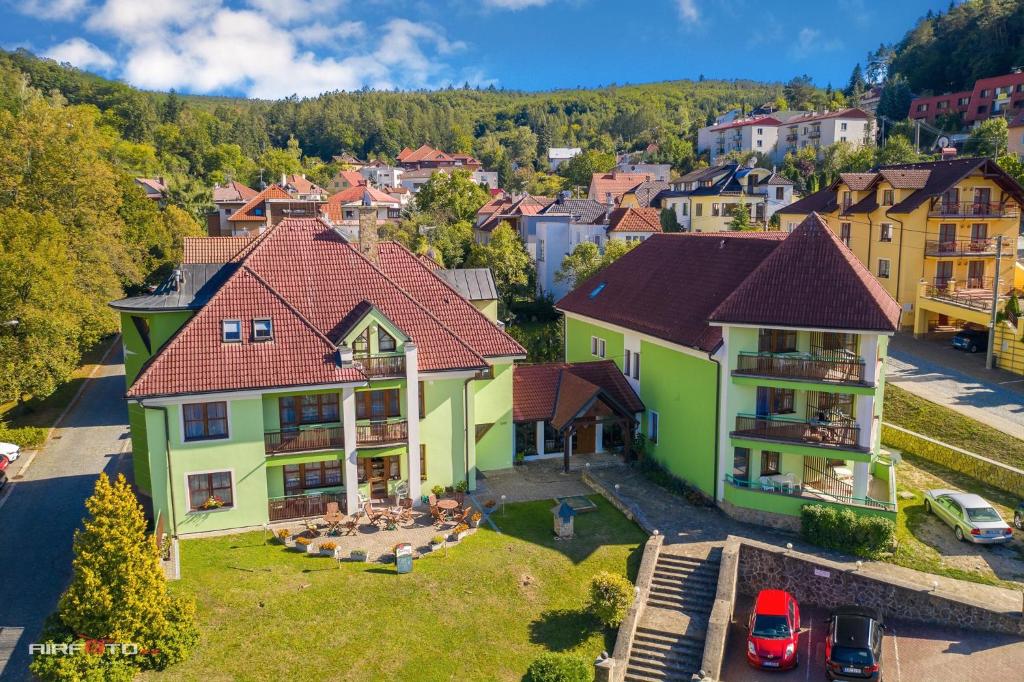 eine Luftansicht eines Hauses in einem Dorf in der Unterkunft Penzion Stella in Luhačovice