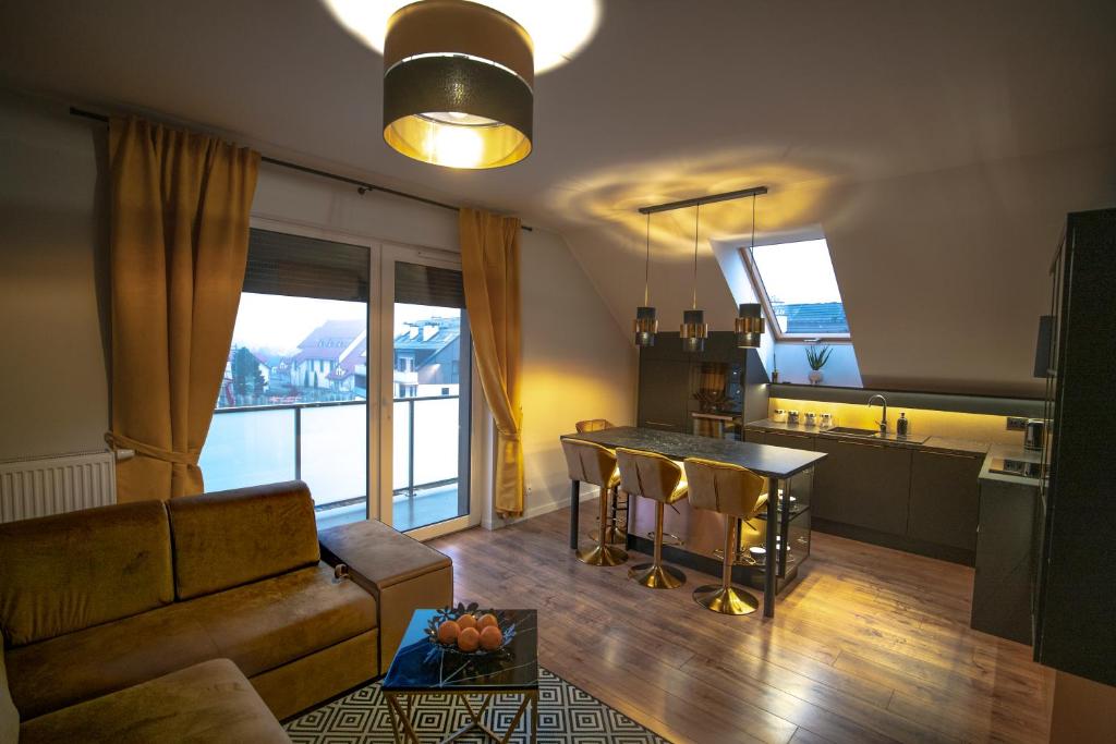 Apartament w Cieplicach Gold tesisinde bir oturma alanı