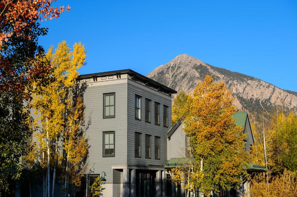 stary dom z górą w tle w obiekcie Crested Butte Hostel w mieście Crested Butte