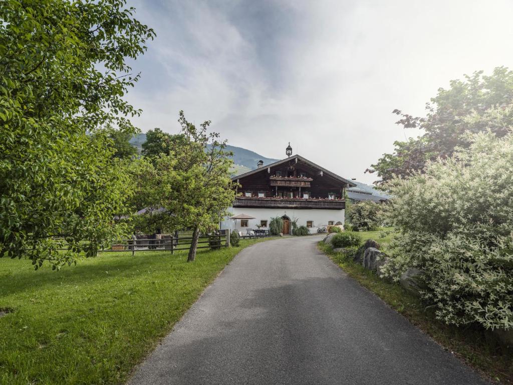 タクセンバッハにあるChalet Wolfbachgutの建物のある家の前の道路