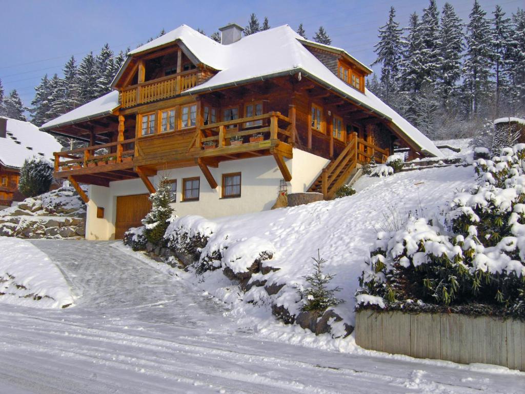 une grande maison en bois avec de la neige au sol dans l'établissement Apartment Blank by Interhome, à Titisee-Neustadt