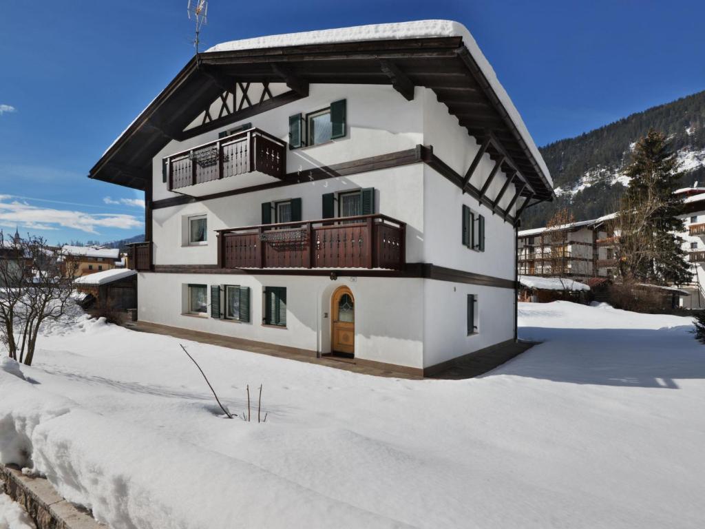 um grande edifício branco na neve em Apartment Cincelli - Catinaccio by Interhome em Pozza di Fassa