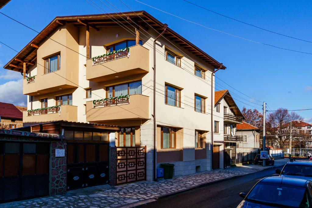 un edificio al lado de una calle en Свети Никола, en Razlog