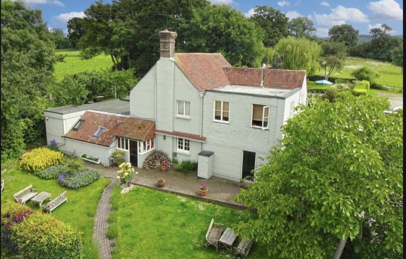 een luchtzicht op een wit huis met een tuin bij The Jolly Sportsman in Lewes