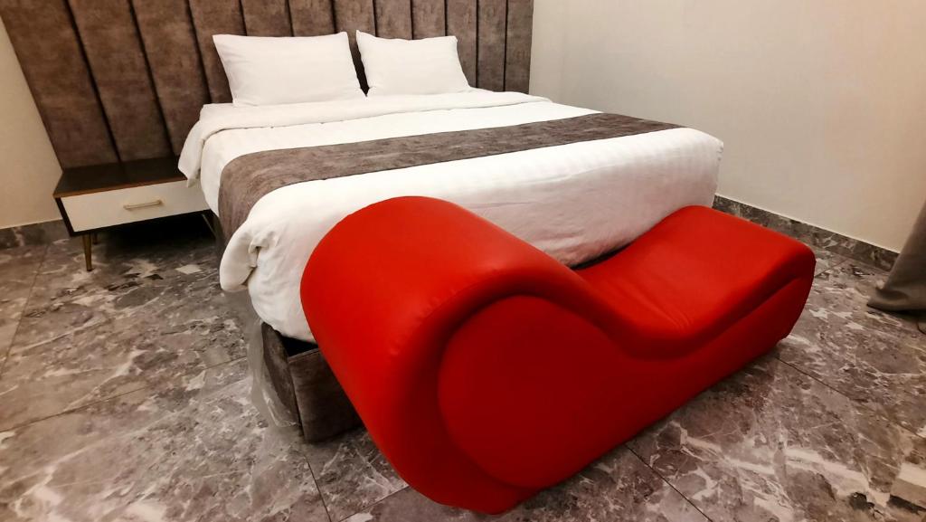 A bed or beds in a room at جولدن نيو جوان - Golden New Gewan Hotel