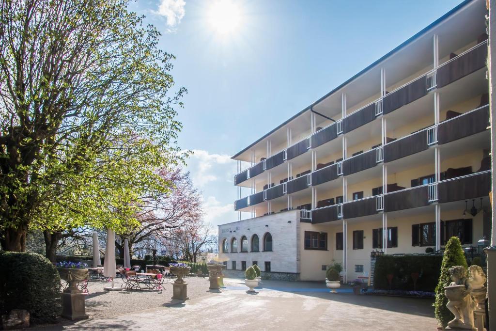 een gebouw met een binnenplaats ervoor bij Hotel Rex in Bad Wiessee