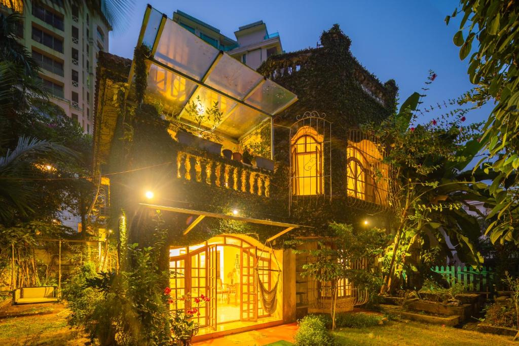 ein großes Gebäude mit Lichtern in der Nacht in der Unterkunft SaffronStays Birdsong, Madh - pet-friendly villa at Madh Island in Mumbai