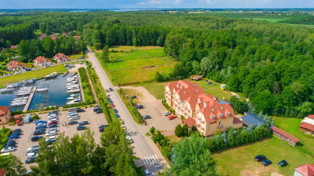 una vista aérea de un puerto deportivo con coches aparcados en Hotel Helena, en Giżycko