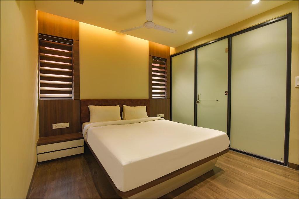 FabHotel Eros 282 - Nr Sreebhumi में एक कमरे में एक या कई बेड