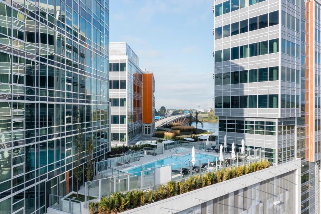 una vista aerea di due edifici alti con piscina di Versante Hotel a Richmond