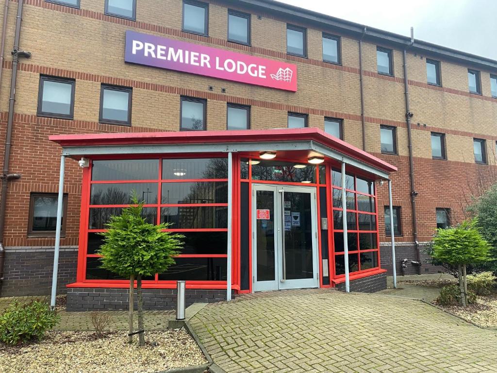 un edificio con una puerta roja en Premier Lodge, en Falkirk