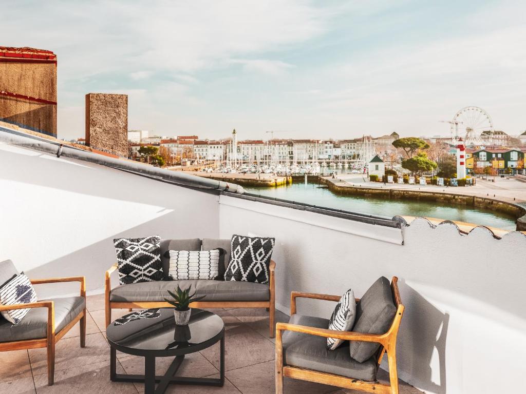 Et sittehjørne på Maisons du Monde Hôtel & Suites - La Rochelle Vieux Port