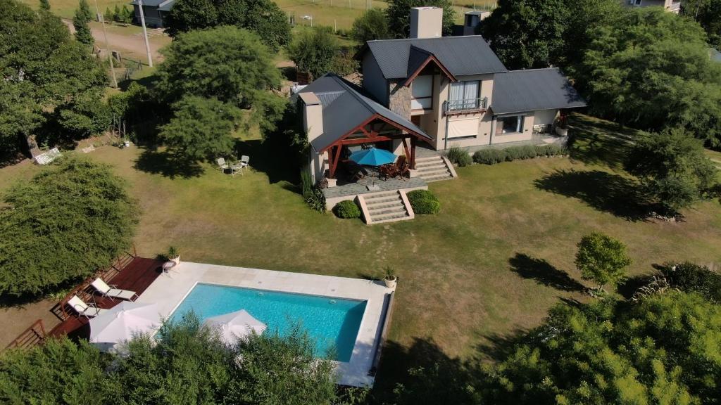 uma vista aérea de uma casa com piscina em Le Bel-Edén em Villa General Belgrano