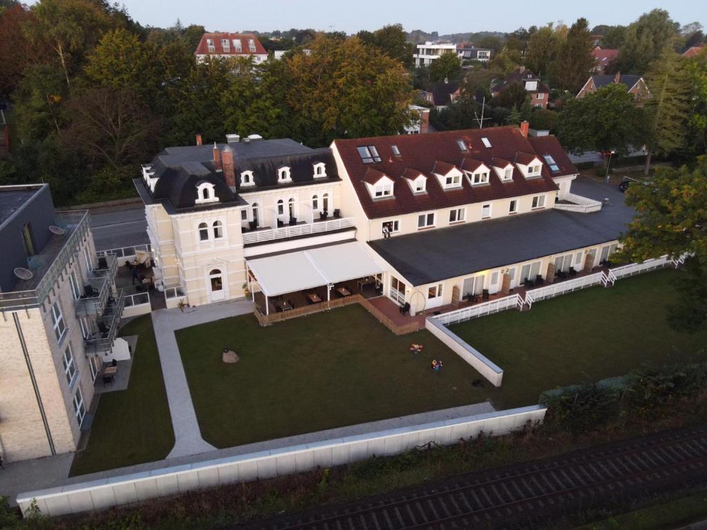 una vista aérea de una casa grande con patio en Villa Beachside, en Eckernförde