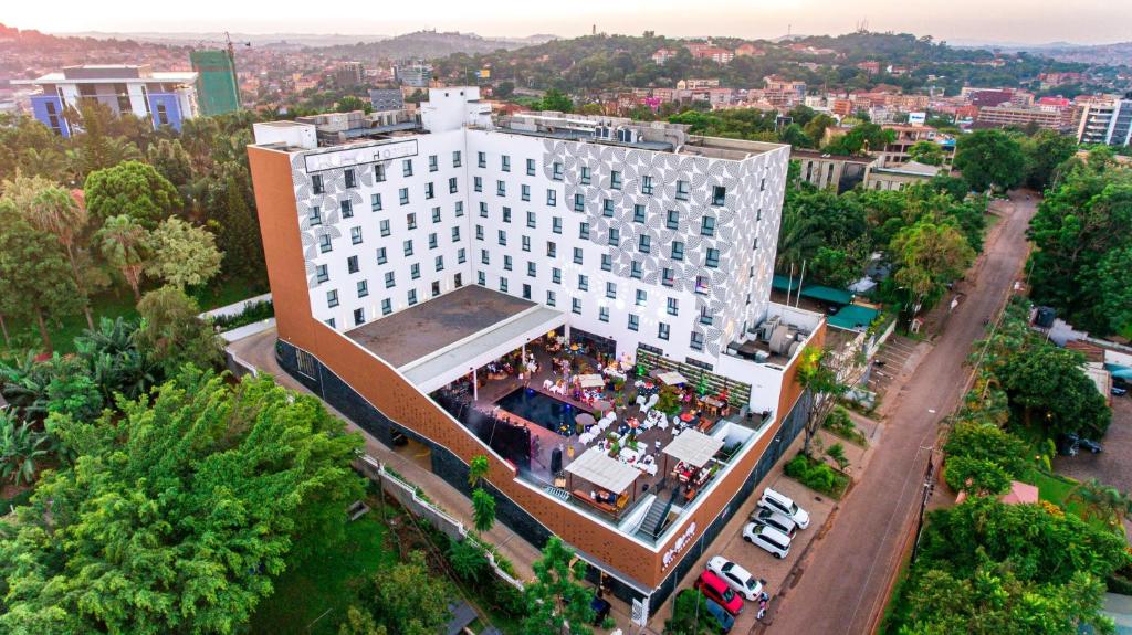 een uitzicht op een groot wit gebouw bij ONOMO Hotel Kampala in Kampala